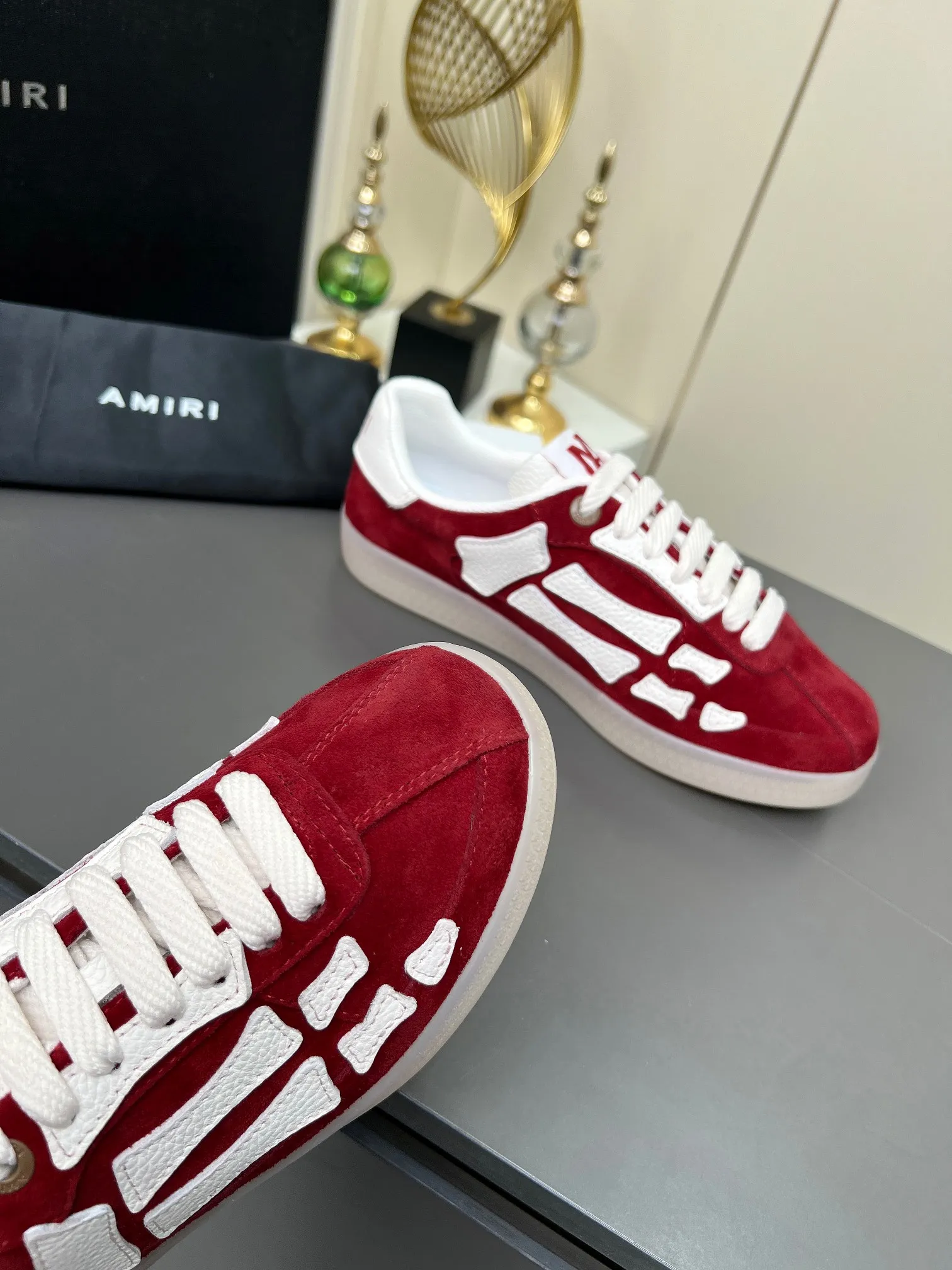 Men's Men's Shoes 💰580 Bone Shoes · AMIRI Skel-Top AMIRI 🔥 launches a new "ThePacific" series of low-top casual sports moral training shoes in the early spring of 2025. This iconic shoe covers men's and women's shoes, drawing inspiration from the brand's classic sports style and elegantly integrating West Coast style. "The Pacific" contrasting five-pointed star series is rooted in Amiri's unique California genes, showing the freedom and leisure atmosphere of the West Coast. This series launches two styles that incorporate the brand's iconic elements: the leather version is made of pure white leather with a same-color sole, and is embellished with star patterns on the side of the shoe, just like the bright starry sky of California. The black and ocean blue colors are shared by men and women, and there is also a red star model exclusive for men and a light pink star model exclusive for women. The suede model is decorated with the brand's classic bone pattern on the side of the shoe. The rubber sole and suede fabric complement each other. The color scheme covers black, chocolate and sand, and is suitable for both men and women. Made of imported cowhide and decorated with bone pieces on the sides of the upper, it is novel and unique and has a good three-dimensional effect! High-density breathable mesh lining + original molded TPU outsole 🙏 Recommended by celebrities, bloggers and internet celebrities, 🚵🏻 an indispensable item for shopping, partying and traveling. One of the most unmissable sneakers in 2025 ✦Color: 10 colors available ✦Size: Women’s size 35--40 ✦Size: Men’s size 39--45